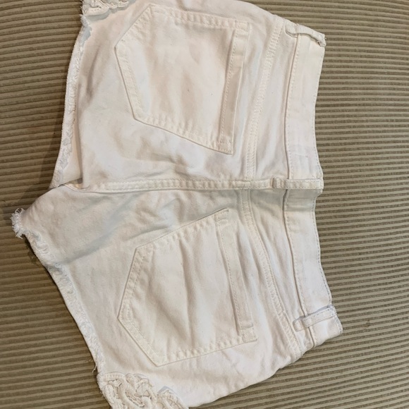 LAST CHANCE🌸white dynamite shorts with detailing - Picture 2 of 4